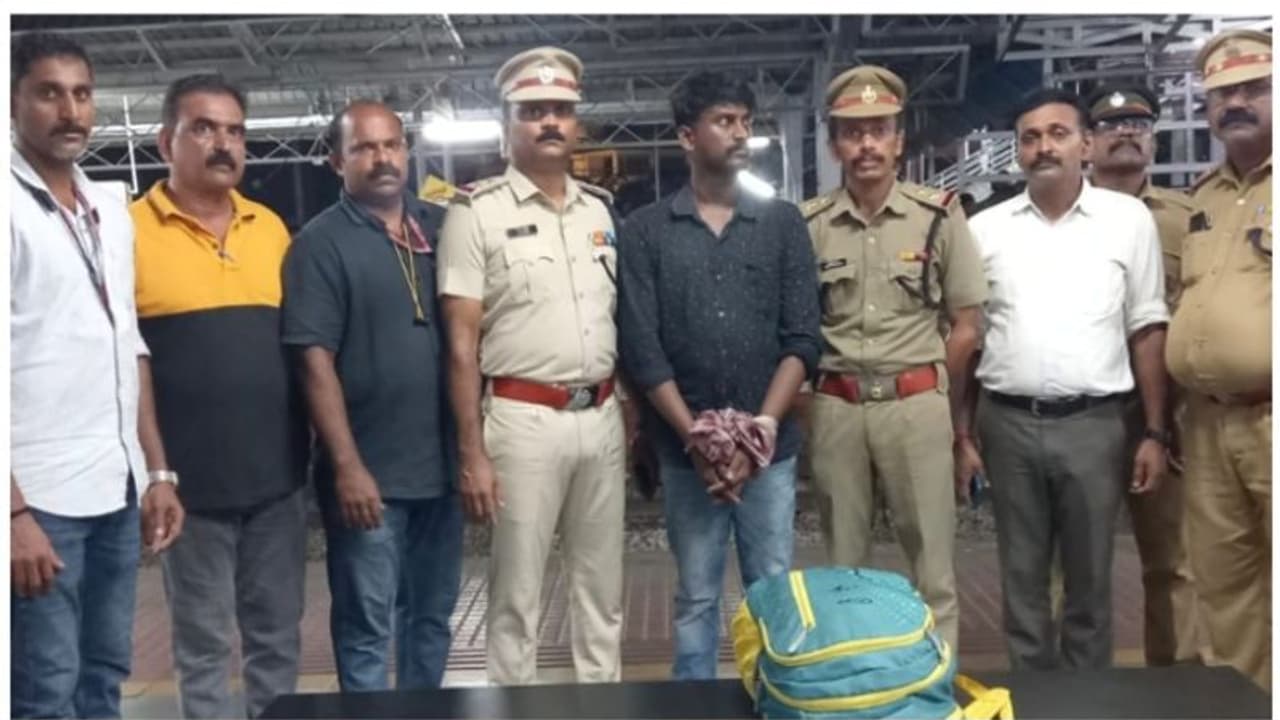 വിവേക് എക്സ്പ്രസിലെ എസ്1 കോച്ചിലിരുന്ന യുവാവിനെ സംശയം, കൈയിൽ ജനറൽ ടിക്കറ്റ്; ബാഗ് കൂടി പരിശോധിച്ചതോടെ കഥ മാറി