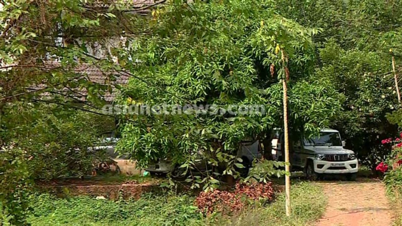 ബെവ്കോ റീജിയണൽ മാനേജര് വരവിൽ കവിഞ്ഞ സ്വത്ത് സമ്പാദിച്ചെന്ന് പരാതി; വീട്ടിൽ വിജിലൻസ് റെയ്ഡ് ബെവ്കോ റീജിയണൽ മാനേജര് വരവിൽ കവിഞ്ഞ സ്വത്ത് സമ്പാദിച്ചെന്ന് പരാതി; വീട്ടിൽ വിജിലൻസ് റെയ്ഡ്