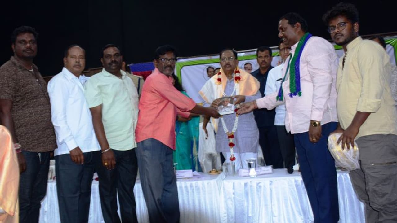 ತುಮಕೂರು : ಕೊಳೆಗೇರಿ ನಿವಾಸಿಗಳಿಗೆ ಮನೆ ಹಂಚಿಕೆ ಪತ್ರ ವಿತರಣೆ ತುಮಕೂರು : ಕೊಳೆಗೇರಿ ನಿವಾಸಿಗಳಿಗೆ ಮನೆ ಹಂಚಿಕೆ ಪತ್ರ ವಿತರಣೆ