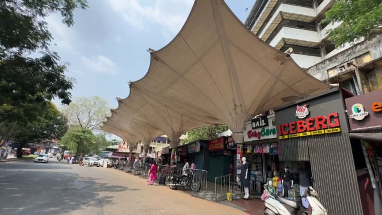 മഴയും വെയിലും ആസ്വദിക്കാം! മൂവാറ്റുപ്പുഴയിലെ പോര് 'വവ്വാല് ഷെഡ്ഡിൽ'; ആരോപണ പ്രത്യാരോപണവുമായി മുന്നണികള് മഴയും വെയിലും ആസ്വദിക്കാം! മൂവാറ്റുപ്പുഴയിലെ പോര് 'വവ്വാല് ഷെഡ്ഡിൽ'; ആരോപണ പ്രത്യാരോപണവുമായി മുന്നണികള്