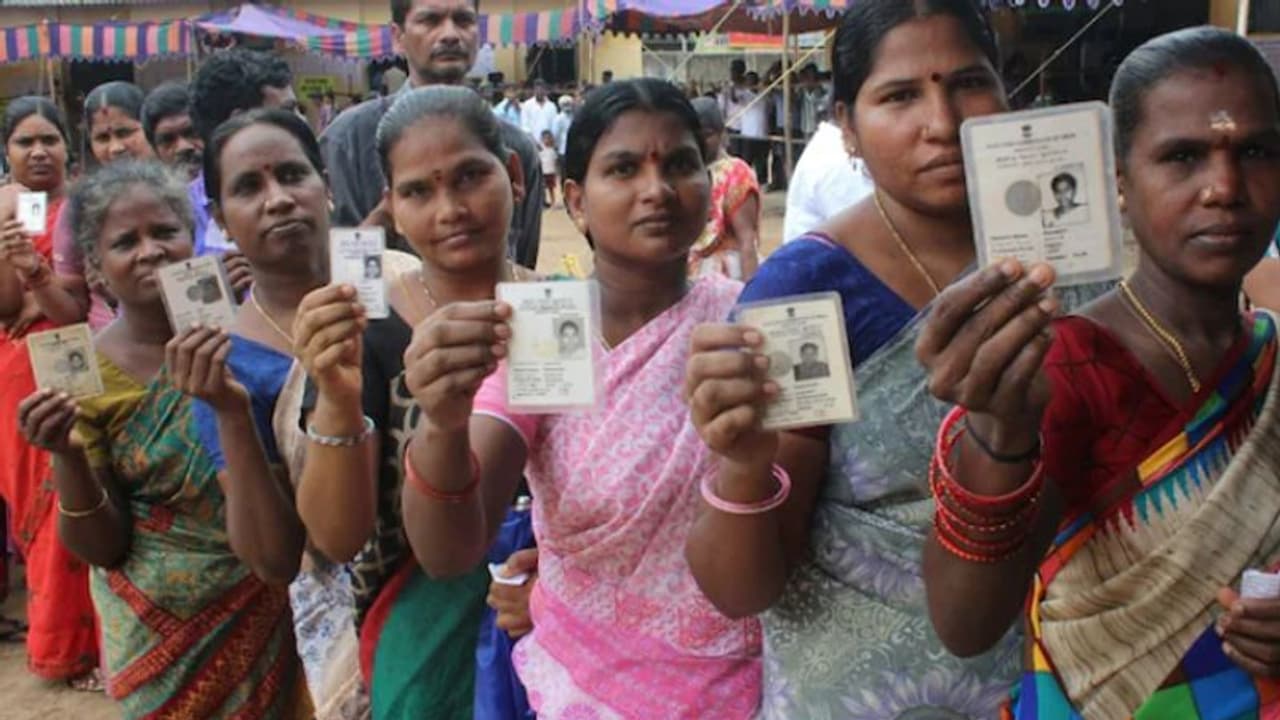 முதல்கட்ட நாடாளுமன்ற தேர்தலில் வாக்குப்பதிவு நேரம் குறைப்பா.? தேர்தல் ஆணையம் புதிய அறிவிப்பு முதல்கட்ட நாடாளுமன்ற தேர்தலில் வாக்குப்பதிவு நேரம் குறைப்பா.? தேர்தல் ஆணையம் புதிய அறிவிப்பு