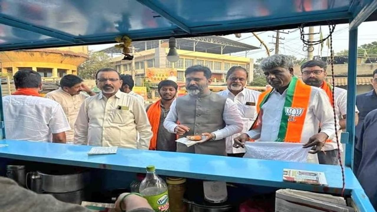 ಚಿಕ್ಕಮಗಳೂರು: ಚುನಾವಣಾ ಪ್ರಚಾರಕ್ಕಿಳಿದ ಬಿಜೆಪಿ ಅಭ್ಯರ್ಥಿ ಕೋಟ ಶ್ರೀನಿವಾಸ ಪೂಜಾರಿ ಚಿಕ್ಕಮಗಳೂರು: ಚುನಾವಣಾ ಪ್ರಚಾರಕ್ಕಿಳಿದ ಬಿಜೆಪಿ ಅಭ್ಯರ್ಥಿ ಕೋಟ ಶ್ರೀನಿವಾಸ ಪೂಜಾರಿ