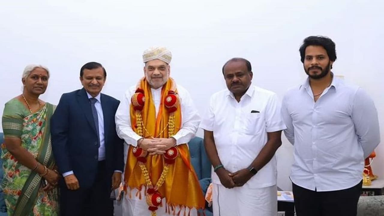 ಬಿಜೆಪಿ ಜೆಡಿಎಸ್ ಸೀಟು ಹಂಚಿಕೆ: ಅಮಿತ್ ಶಾ, ಕುಮಾರಸ್ವಾಮಿ ಚರ್ಚೆ ಬಿಜೆಪಿ ಜೆಡಿಎಸ್ ಸೀಟು ಹಂಚಿಕೆ: ಅಮಿತ್ ಶಾ, ಕುಮಾರಸ್ವಾಮಿ ಚರ್ಚೆ