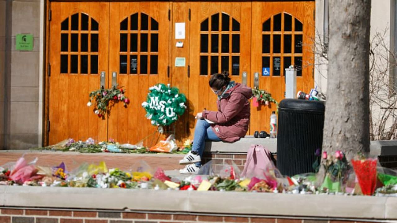 മകന്റെ മാനസികാരോഗ്യം ശ്രദ്ധിച്ചില്ല, 15കാരൻ വെടിവച്ച് കൊന്നത് 4 പേരെ, മാതാപിതാക്കൾക്ക് 15 വർഷം തടവ് ശിക്ഷ