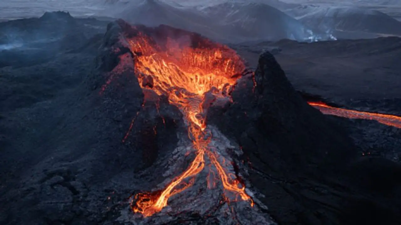 தினமும் தங்கத்தை கக்கும் அதிசய எரிமலை.. எந்த நாட்டில் இருக்கு தெரியுமா..?