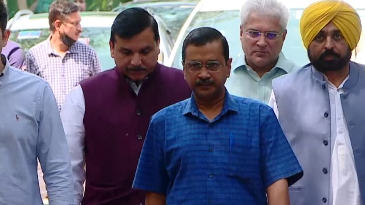 కేజ్రీవాల్ నివాసంలో ఈడీ అధికారులు.. సుప్రీంకోర్టుకు కేజ్రీవాల్ టీమ్