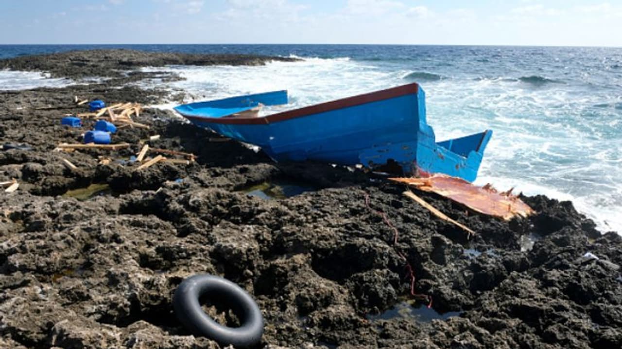 ജീവിതം രക്ഷപ്പെടണം, യൂറോപ്പിലേക്ക് എത്താനുള്ള ശ്രമത്തിനിടയിൽ ബോട്ട് മുങ്ങി, കുട്ടികൾ അടക്കം മരിച്ചത് 22 പേർ ജീവിതം രക്ഷപ്പെടണം, യൂറോപ്പിലേക്ക് എത്താനുള്ള ശ്രമത്തിനിടയിൽ ബോട്ട് മുങ്ങി, കുട്ടികൾ അടക്കം മരിച്ചത് 22 പേർ