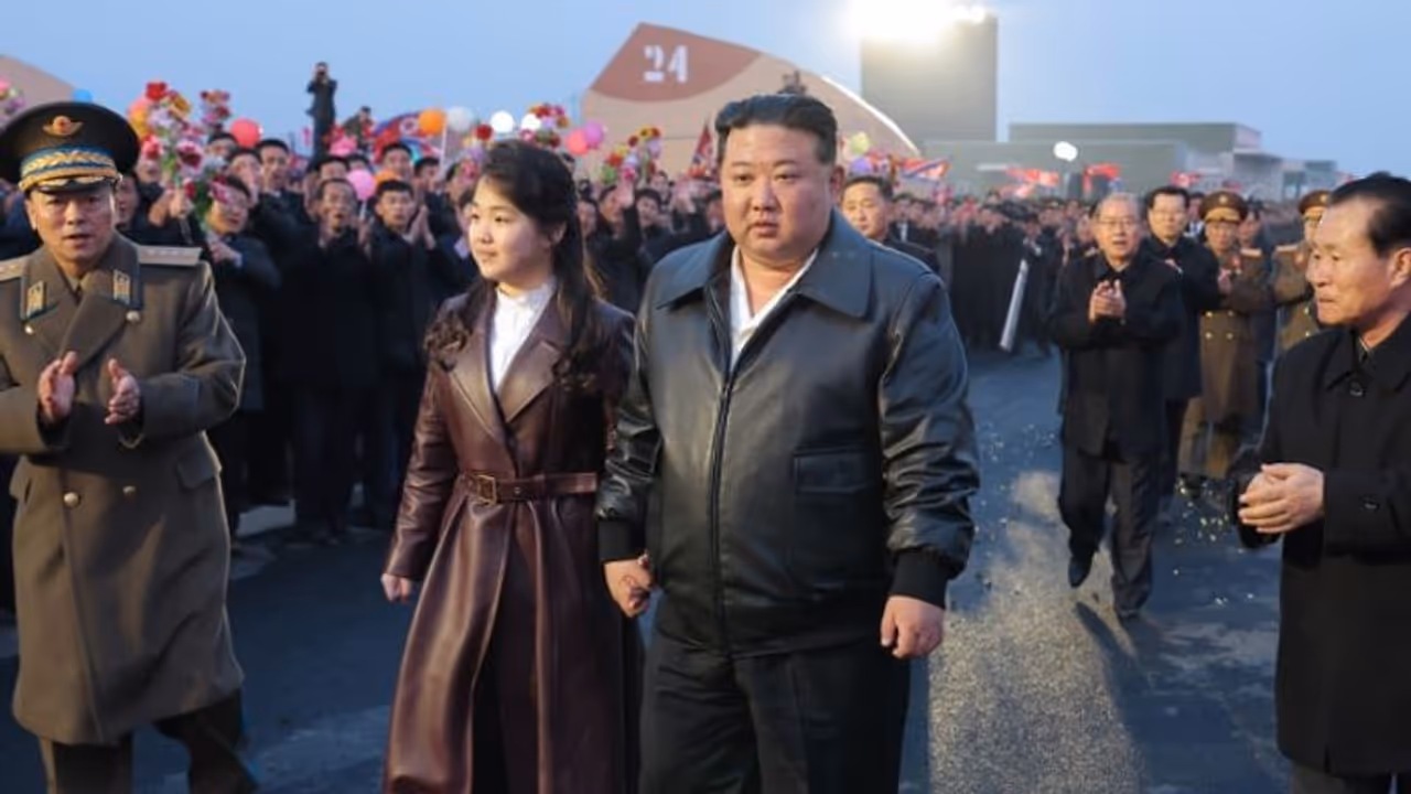 പുടിൻ സമ്മാനിച്ച ലിമോസിനിൽ ജനങ്ങൾക്ക് മുന്നിൽ, മകൾക്കൊപ്പം സൈനിക അഭ്യാസം നിരീക്ഷിച്ച് കിം പുടിൻ സമ്മാനിച്ച ലിമോസിനിൽ ജനങ്ങൾക്ക് മുന്നിൽ, മകൾക്കൊപ്പം സൈനിക അഭ്യാസം നിരീക്ഷിച്ച് കിം