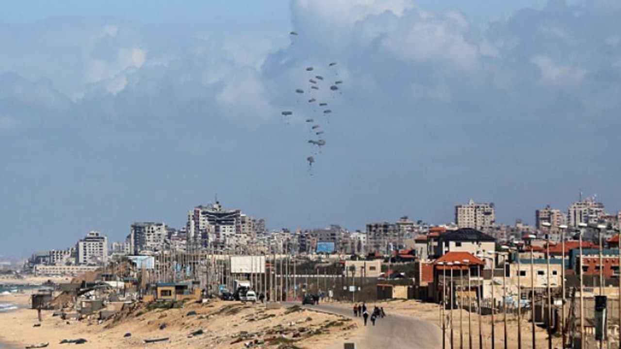 പുതിയ ഇടനാഴി വഴി 200 ടൺ ഭക്ഷ്യ വസ്തുക്കളുമായി അമേരിക്കൻ കപ്പലെത്തി, വെടിനിർത്തൽ ചർച്ചകൾ തുടരുന്നു പുതിയ ഇടനാഴി വഴി 200 ടൺ ഭക്ഷ്യ വസ്തുക്കളുമായി അമേരിക്കൻ കപ്പലെത്തി, വെടിനിർത്തൽ ചർച്ചകൾ തുടരുന്നു