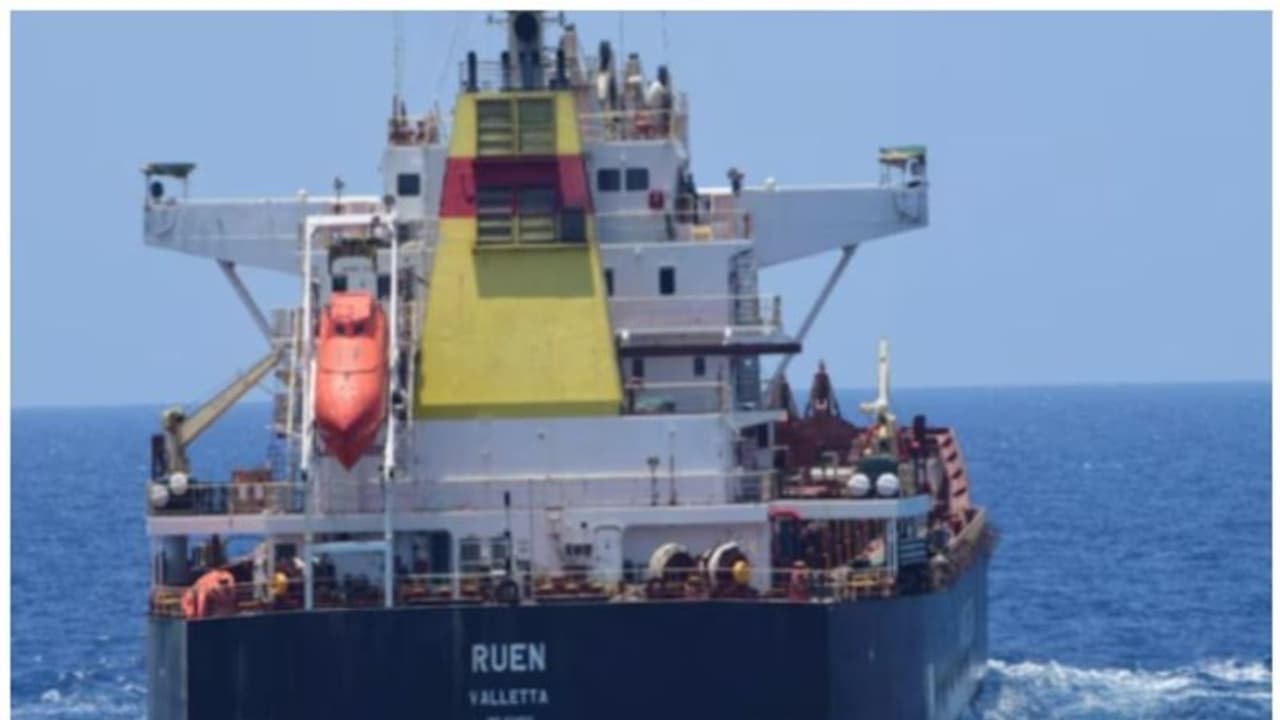 നാടകീയം, അവിശ്വസനീയം! കടൽക്കൊള്ളക്കാരെ കുടുക്കി ഇന്ത്യൻ നേവി കപ്പൽ മോചിപ്പിച്ചത് ഇങ്ങനെ!