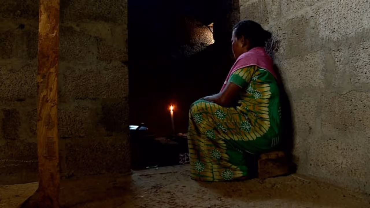 സര്ക്കാര് നല്കിയ തുക തികഞ്ഞില്ല; പ്രളയത്തില് വീട് നഷ്ടമായവര്ക്ക് 6 വര്ഷത്തിനിപ്പുറവും ദുരിതം സര്ക്കാര് നല്കിയ തുക തികഞ്ഞില്ല; പ്രളയത്തില് വീട് നഷ്ടമായവര്ക്ക് 6 വര്ഷത്തിനിപ്പുറവും ദുരിതം