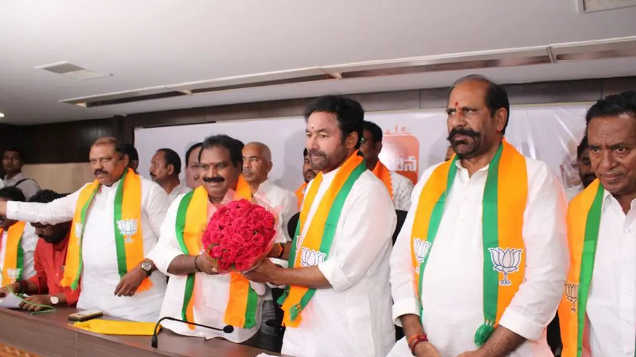 బీఆర్ఎస్ కు దెబ్బ మీద దెబ్బ.. బీజేపీలో చేరిన మాజీ ఎమ్మెల్యే ఆరూరి రమేష్ బీఆర్ఎస్ కు దెబ్బ మీద దెబ్బ.. బీజేపీలో చేరిన మాజీ ఎమ్మెల్యే ఆరూరి రమేష్