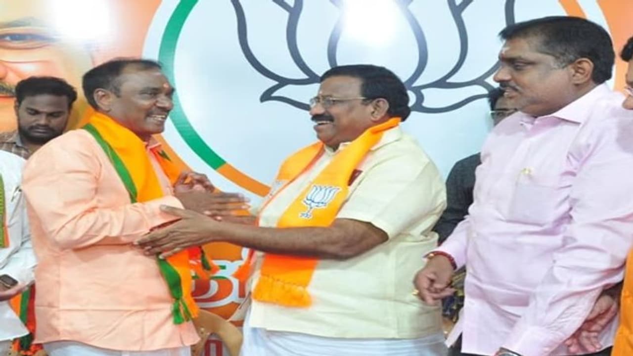 புதுச்சேரி முன்னாள் காவல்துறை ஐ.ஜி. சந்திரன் பாஜகவில் இணைந்தார்! புதுச்சேரி முன்னாள் காவல்துறை ஐ.ஜி. சந்திரன் பாஜகவில் இணைந்தார்!