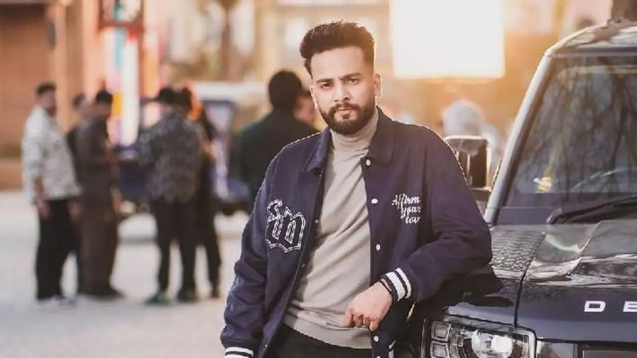 Elvish Yadav Arrested: यूट्यूबर एल्विश यादव को पुलिस ने किया अरेस्ट, सांपों के जहर की तस्करी का था मामला Elvish Yadav Arrested: यूट्यूबर एल्विश यादव को पुलिस ने किया अरेस्ट, सांपों के जहर की तस्करी का था मामला