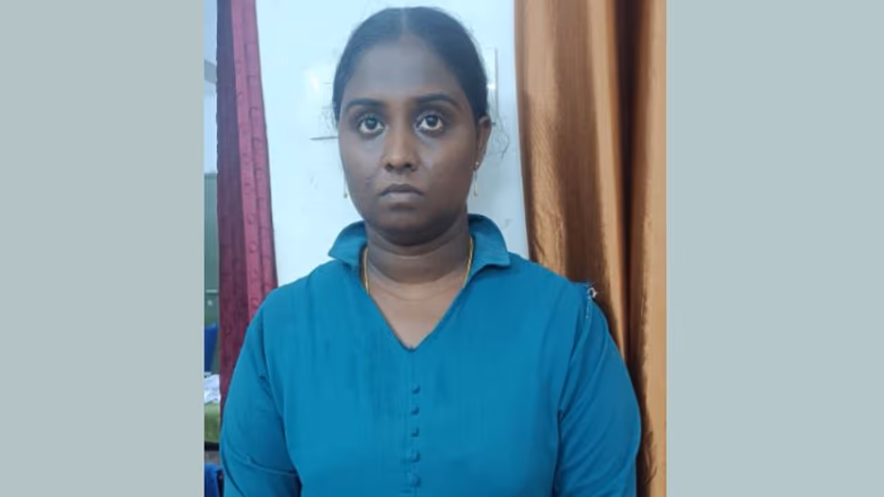 സ്വര്ണച്ചേനയും ചേമ്പും ഒന്നും വന്നില്ല, ചേനയോളം പോന്ന സ്വര്ണവും പണവും രേഷ്മയുടെ കയ്യിലും, ഒടുവിൽ പിടിവീണു സ്വര്ണച്ചേനയും ചേമ്പും ഒന്നും വന്നില്ല, ചേനയോളം പോന്ന സ്വര്ണവും പണവും രേഷ്മയുടെ കയ്യിലും, ഒടുവിൽ പിടിവീണു