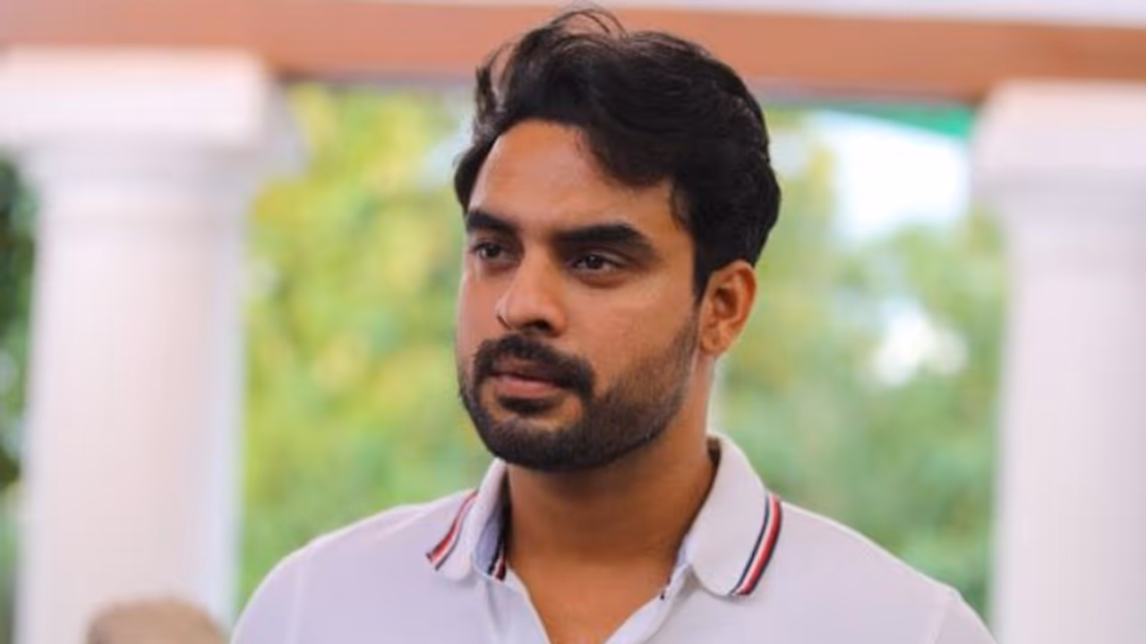 'എന്റെ ഫോട്ടോയോ എന്നോടൊപ്പമുള്ള ഫോട്ടോയോ പ്രചാരണത്തിന് ഉപയോഗിക്കുന്നത് നിയമവിരുദ്ധം': ടൊവിനോ തോമസ് 'എന്റെ ഫോട്ടോയോ എന്നോടൊപ്പമുള്ള ഫോട്ടോയോ പ്രചാരണത്തിന് ഉപയോഗിക്കുന്നത് നിയമവിരുദ്ധം': ടൊവിനോ തോമസ്