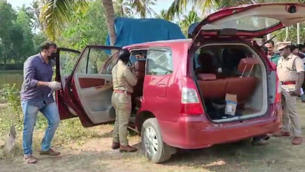 യുവാവിനെ തട്ടിക്കൊണ്ടുപോയ കേസ്: വണ്ടി വാടകയ്ക്കെടുത്തത് എആർ ക്യാമ്പിലെ എസ്ഐ, അന്വേഷണം യുവാവിനെ തട്ടിക്കൊണ്ടുപോയ കേസ്: വണ്ടി വാടകയ്ക്കെടുത്തത് എആർ ക്യാമ്പിലെ എസ്ഐ, അന്വേഷണം