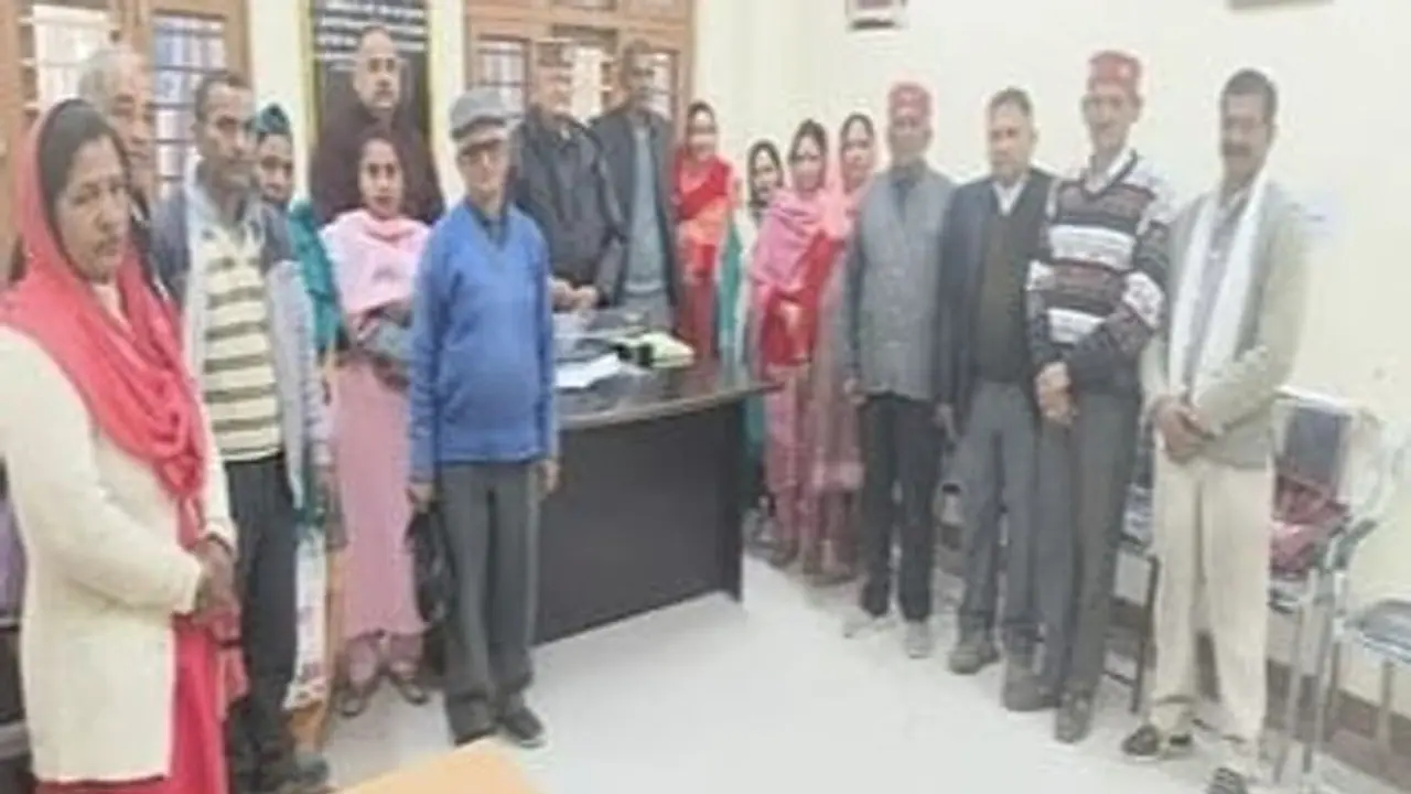 Himachal Pradesh News: हमीरपुर में 81 वर्षीय प्रधान का अनोखा अभियान...ऐसा किया तो परिवार भरेगा जुर्माना Himachal Pradesh News: हमीरपुर में 81 वर्षीय प्रधान का अनोखा अभियान...ऐसा किया तो परिवार भरेगा जुर्माना