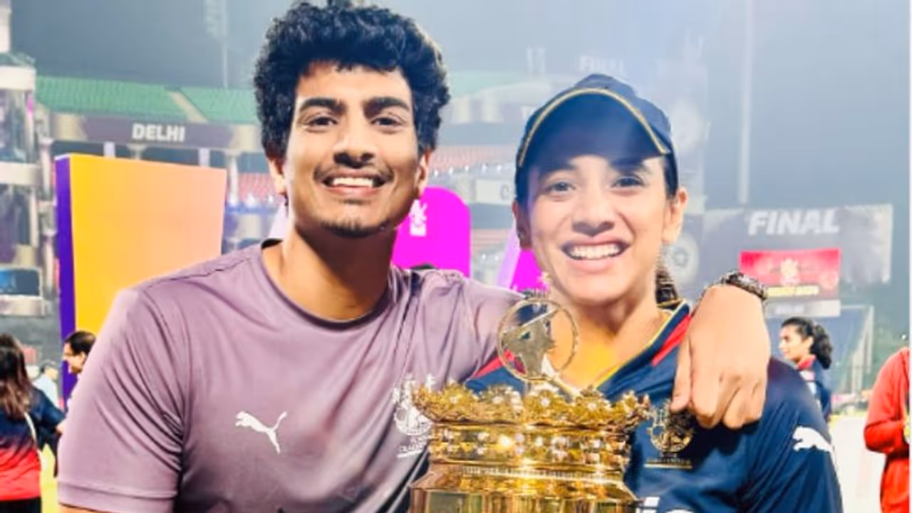 കിരീടവുമായി നിൽക്കുന്ന സ്മൃതിയുടെ തോളിൽ കൈയിട്ട് നിൽക്കുന്ന ആ അജ്ഞാത സുന്ദരൻ ആരാണ്?; കാമുകനാണോ എന്ന് ആരാധകര് കിരീടവുമായി നിൽക്കുന്ന സ്മൃതിയുടെ തോളിൽ കൈയിട്ട് നിൽക്കുന്ന ആ അജ്ഞാത സുന്ദരൻ ആരാണ്?; കാമുകനാണോ എന്ന് ആരാധകര്