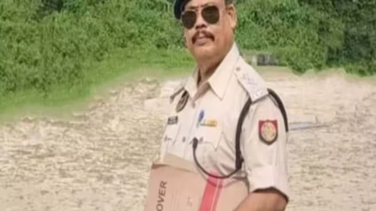 Assam News: 15 वर्ष की घरेलू नौकरानी...DSP की हरकत सुन DGP रह गए दंग... पुलिस ने किया गिरफ्तार Assam News: 15 वर्ष की घरेलू नौकरानी...DSP की हरकत सुन DGP रह गए दंग... पुलिस ने किया गिरफ्तार