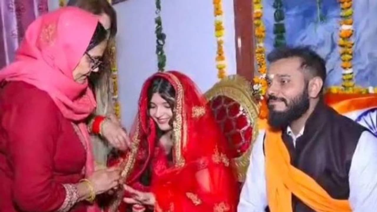 ഇറാനിൽ നിന്നും ഫൈസ പറന്നെത്തി, യുപിയിലെ ദിവാകറിനെ വിവാഹം ചെയ്യാൻ ഇറാനിൽ നിന്നും ഫൈസ പറന്നെത്തി, യുപിയിലെ ദിവാകറിനെ വിവാഹം ചെയ്യാൻ