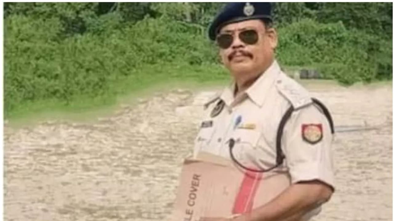 വീട്ടുജോലിക്കെത്തിയ 15കാരിയെ വീട്ടിൽ പൂട്ടിയിട്ട് നിരന്തരം പീഡിപ്പിച്ചു; ഉന്നത പൊലീസ് ഉദ്യോഗസ്ഥൻ അറസ്റ്റിൽ വീട്ടുജോലിക്കെത്തിയ 15കാരിയെ വീട്ടിൽ പൂട്ടിയിട്ട് നിരന്തരം പീഡിപ്പിച്ചു; ഉന്നത പൊലീസ് ഉദ്യോഗസ്ഥൻ അറസ്റ്റിൽ