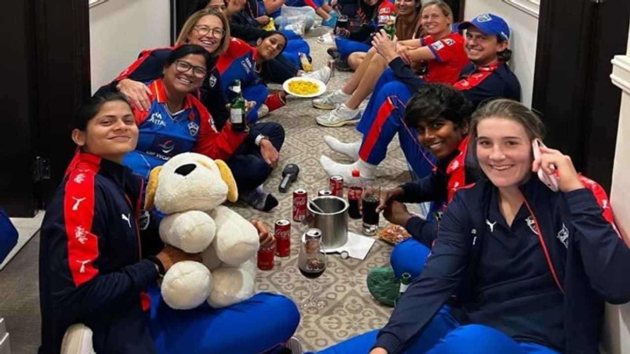 2023, 2024 இறுதிப் போட்டி – மகிழ்ச்சியோடு ஒற்றுமையாக தோல்வியை கொண்டாடிய டெல்லி வீராங்கனைகள்! 2023, 2024 இறுதிப் போட்டி – மகிழ்ச்சியோடு ஒற்றுமையாக தோல்வியை கொண்டாடிய டெல்லி வீராங்கனைகள்!