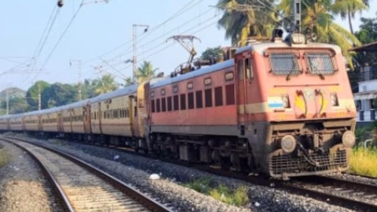 పట్టాలపై నిలిచిన రైలు: తోసిన రైల్వే ఉద్యోగులు, వీడియో వైరల్ పట్టాలపై నిలిచిన రైలు: తోసిన రైల్వే ఉద్యోగులు, వీడియో వైరల్