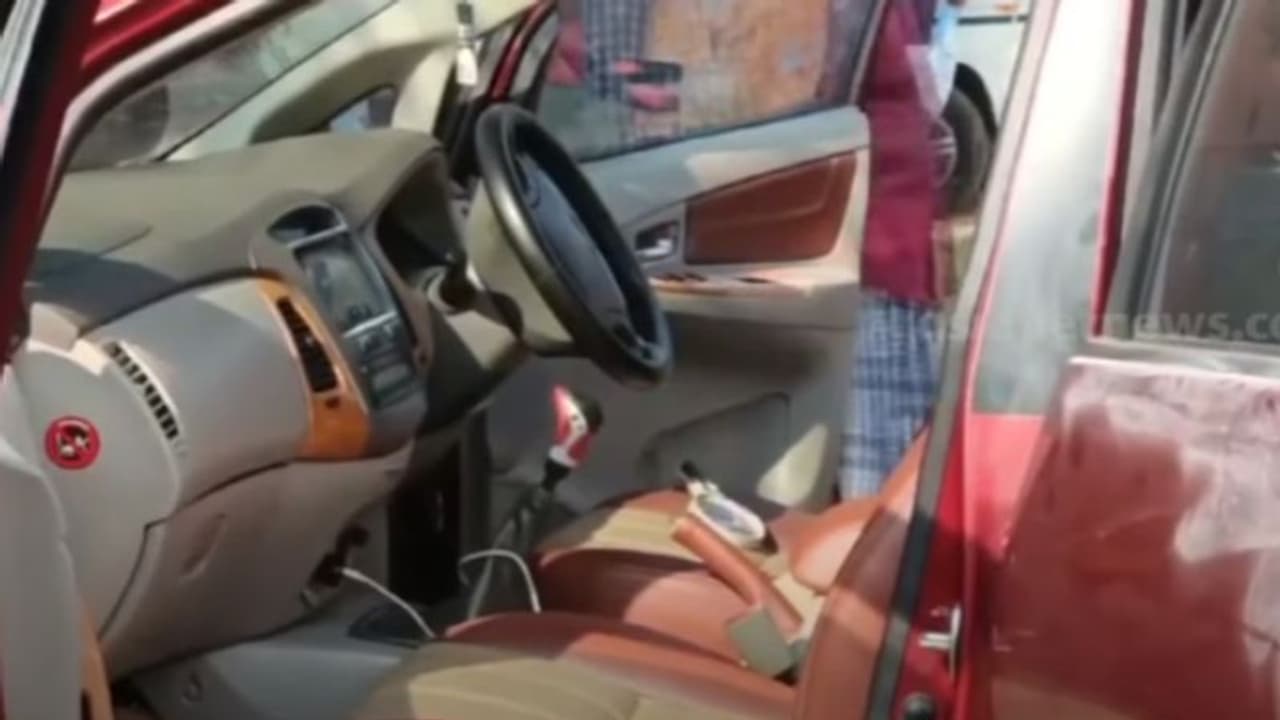 എഎസ്ഐയെ ചോദ്യംചെയ്തു, തട്ടിക്കൊണ്ടുപോകുന്നതിനിടെ ഗൂഗിൾ പേ വഴി പ്രതികളുടെ ഇടപാട്, ആലുവ കേസിൽ അടിമുടി ദുരൂഹത എഎസ്ഐയെ ചോദ്യംചെയ്തു, തട്ടിക്കൊണ്ടുപോകുന്നതിനിടെ ഗൂഗിൾ പേ വഴി പ്രതികളുടെ ഇടപാട്, ആലുവ കേസിൽ അടിമുടി ദുരൂഹത