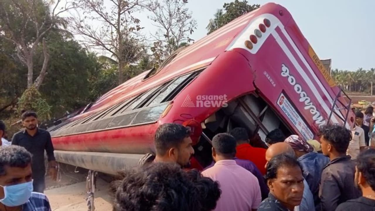 ದೇವಸ್ಥಾನಕ್ಕೆ ತೆರಳುತ್ತಿದ್ದ ಬಸ್ ಅಪಘಾತ; ಒಂದೇ ಕುಟುಂಬದ 7 ಮಂದಿ ಸಾವು, 25 ಜನರಿಗೆ ಗಾಯ! ದೇವಸ್ಥಾನಕ್ಕೆ ತೆರಳುತ್ತಿದ್ದ ಬಸ್ ಅಪಘಾತ; ಒಂದೇ ಕುಟುಂಬದ 7 ಮಂದಿ ಸಾವು, 25 ಜನರಿಗೆ ಗಾಯ!