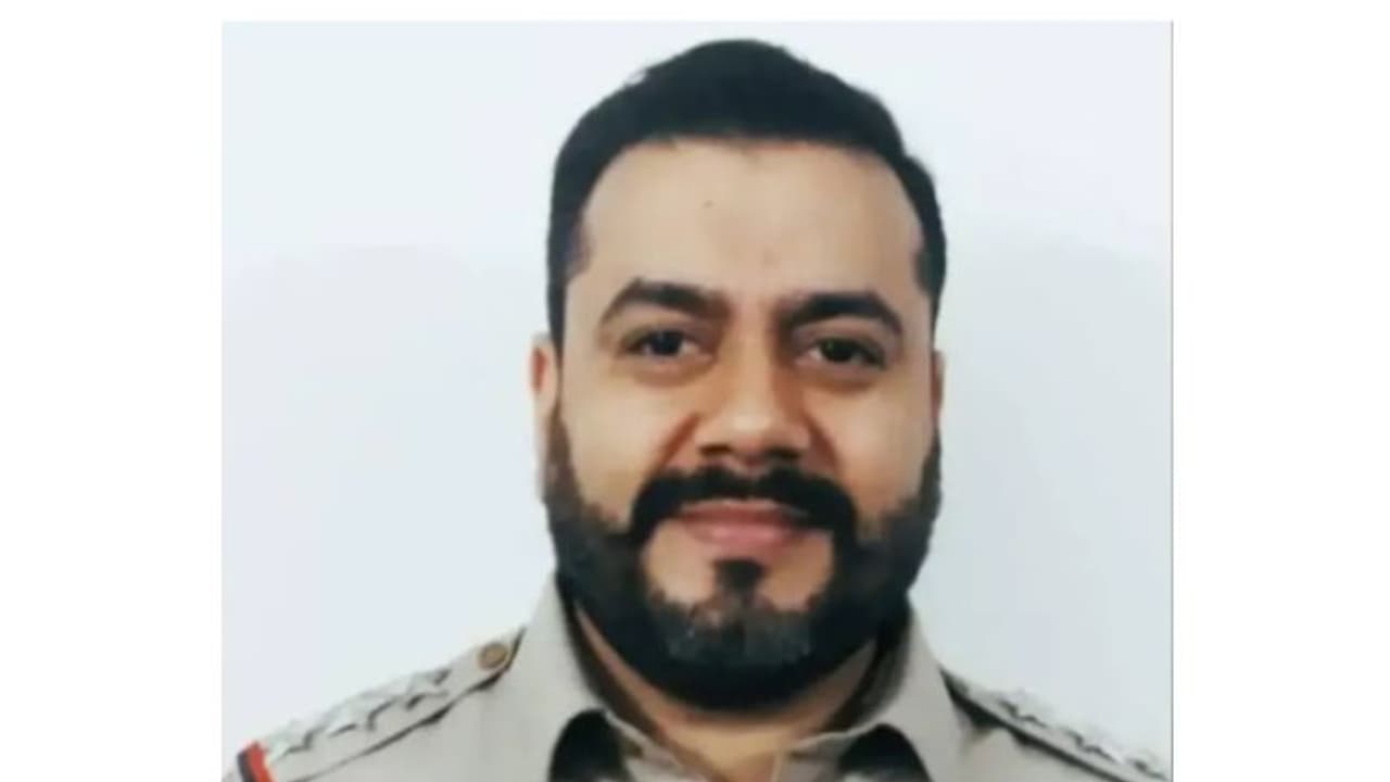 ആളറിയാതെ പോയി മാല പൊട്ടിച്ചു; തോക്കൂ ചൂണ്ടിയത് ഏറ്റുമുട്ടൽ വിദഗ്ധന് നേരെ, നെട്ടോട്ടമോടി രണ്ട് കള്ളന്മാർ