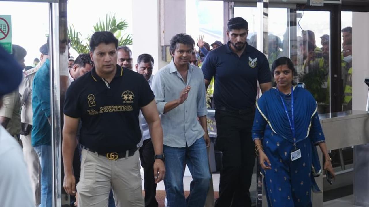 ദളപതി തലസ്ഥാന മണ്ണിലിറങ്ങി; ആവേശം അണപൊട്ടി ഒഴുകി, വമ്പന്‍ സ്വീകരണം ഒരുക്കി വിജയ് ഫാന്‍സ്.!