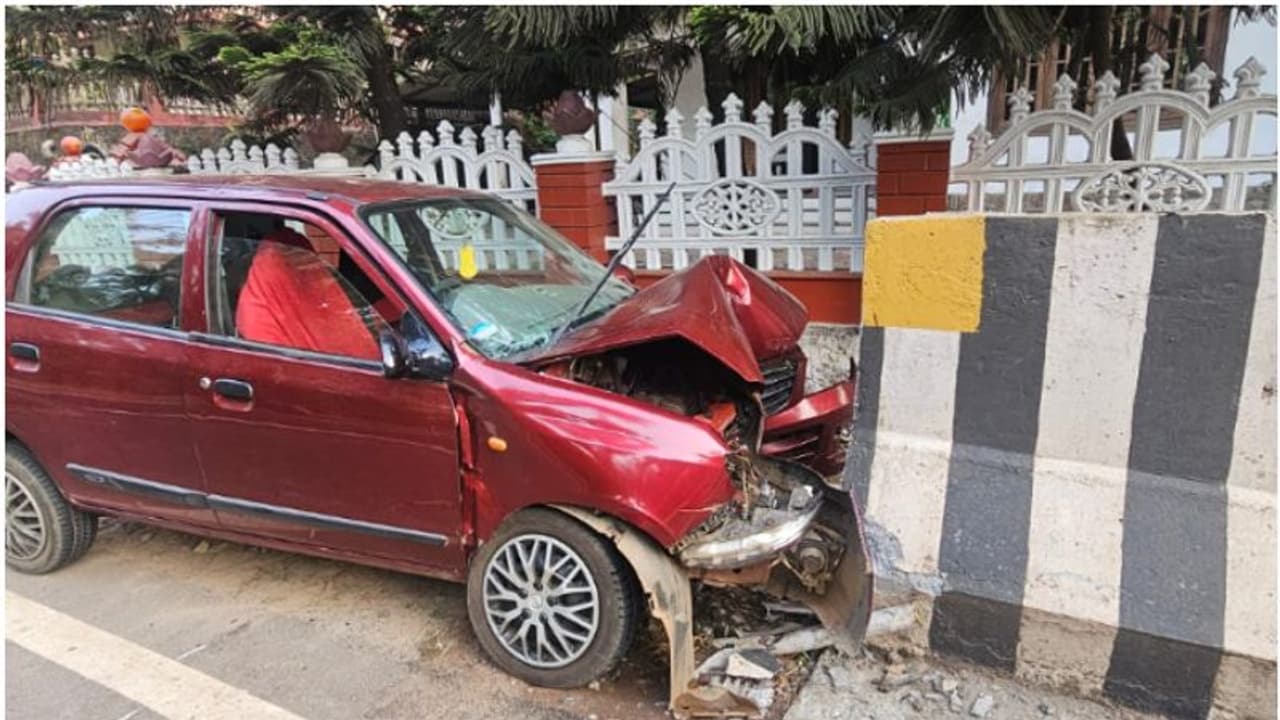 മാരുതി ഓള്ട്ടോ നിയന്ത്രണം വിട്ട് ഇടിച്ചുകയറിയത് കോഴിക്കോട് റോഡരികിലെ കലുങ്കില്; ദമ്പതികൾക്ക് ഗുരുതര പരിക്ക് മാരുതി ഓള്ട്ടോ നിയന്ത്രണം വിട്ട് ഇടിച്ചുകയറിയത് കോഴിക്കോട് റോഡരികിലെ കലുങ്കില്; ദമ്പതികൾക്ക് ഗുരുതര പരിക്ക്