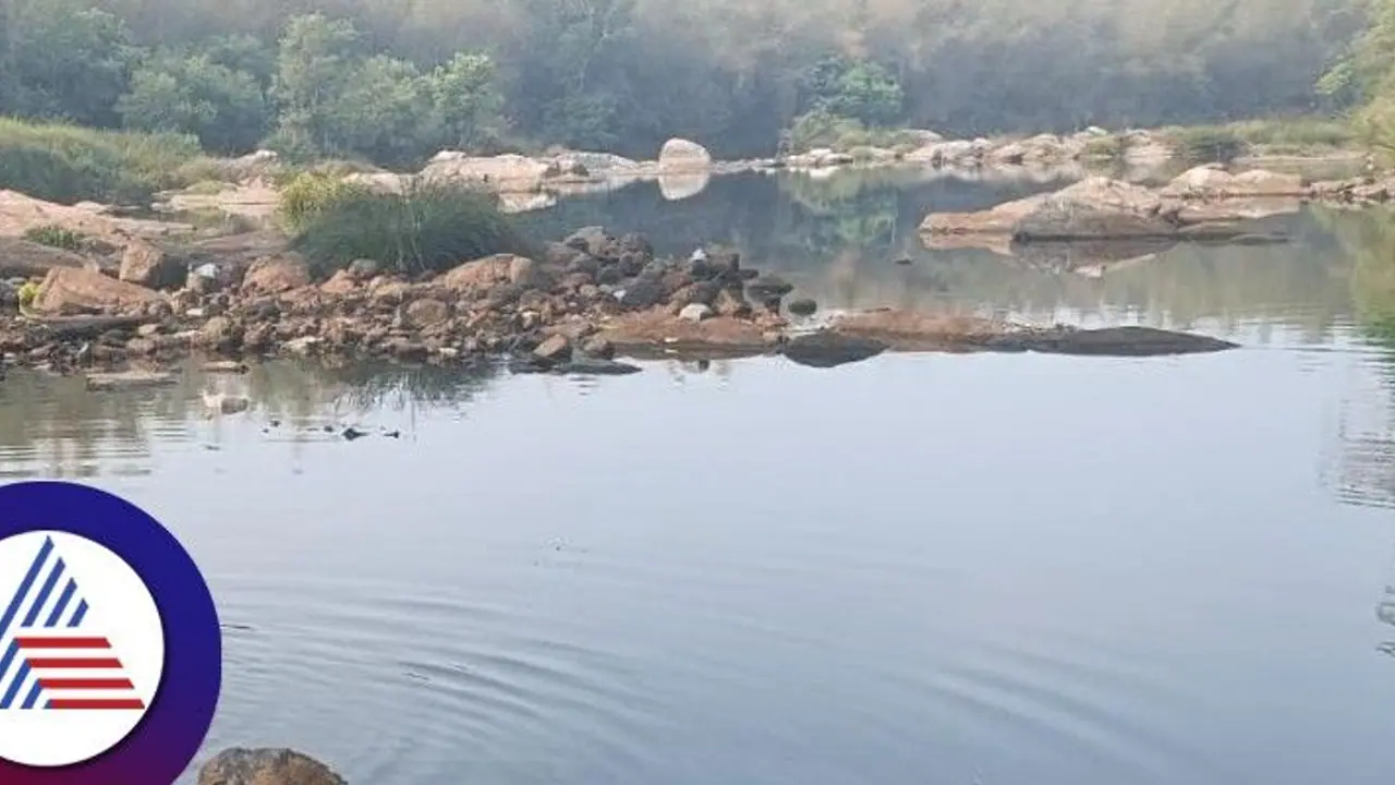 ಶ್ರೀರಂಗಪಟ್ಟಣ : ಕಾವೇರಿ ನದಿ ಪಕ್ಕದಲ್ಲಿದ್ದರೂ ಈ ಗ್ರಾಮಕ್ಕೆ ಕುಡಿಯಲು ನೀರಿಲ್ಲ ಶ್ರೀರಂಗಪಟ್ಟಣ : ಕಾವೇರಿ ನದಿ ಪಕ್ಕದಲ್ಲಿದ್ದರೂ ಈ ಗ್ರಾಮಕ್ಕೆ ಕುಡಿಯಲು ನೀರಿಲ್ಲ