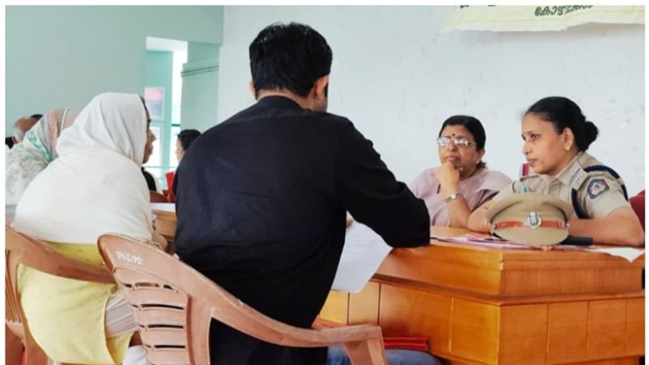 25ഉം 30ഉം വർഷമായി ജോലി ചെയ്യുന്നവരെ വെറുതെ മെമ്മോ നൽകി പിരിച്ചുവിടുന്നു; വിഷയം ഗൗരവതരമെന്ന് വനിതാ കമ്മിഷന് 25ഉം 30ഉം വർഷമായി ജോലി ചെയ്യുന്നവരെ വെറുതെ മെമ്മോ നൽകി പിരിച്ചുവിടുന്നു; വിഷയം ഗൗരവതരമെന്ന് വനിതാ കമ്മിഷന്