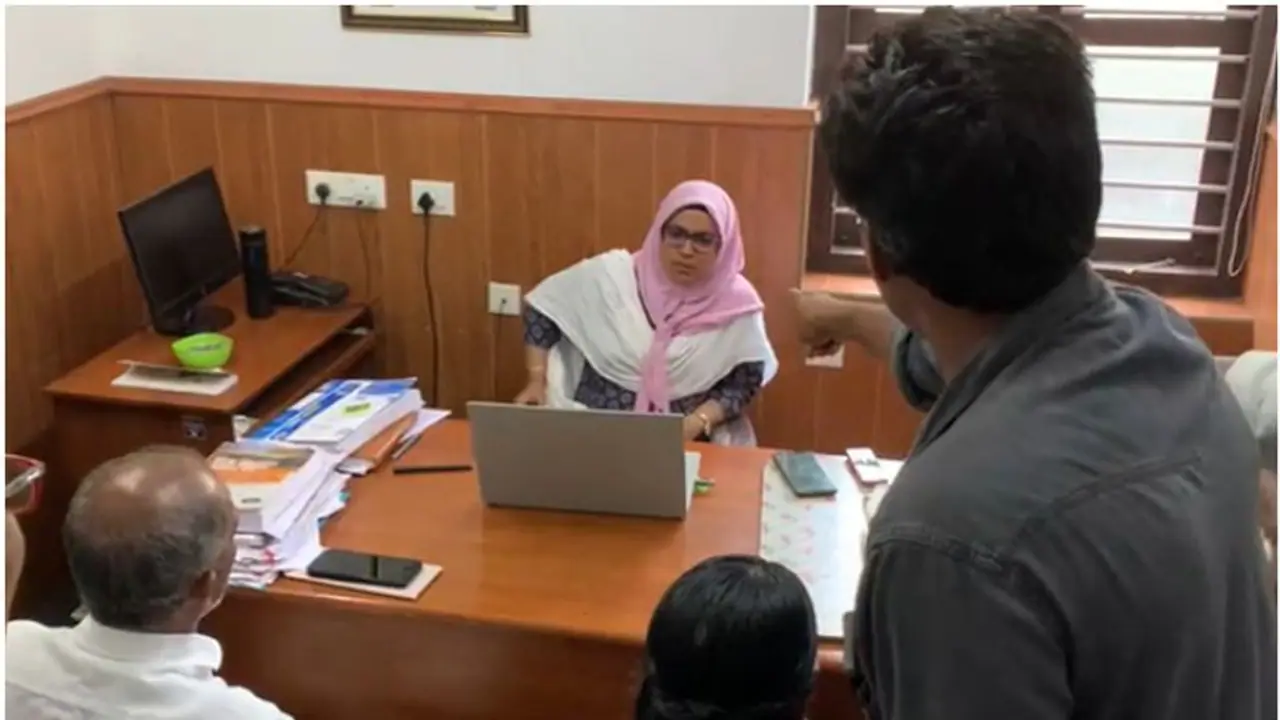 'പ്രൊഫൈല്' കമ്പനി പണി തുടങ്ങി, നാട്ടുകാർ നേരെ പഞ്ചായത്ത് ഓഫീസിലെത്തി; സെക്രട്ടറിയെ തടഞ്ഞു, ഒടുവിൽ പരിഹാരം 'പ്രൊഫൈല്' കമ്പനി പണി തുടങ്ങി, നാട്ടുകാർ നേരെ പഞ്ചായത്ത് ഓഫീസിലെത്തി; സെക്രട്ടറിയെ തടഞ്ഞു, ഒടുവിൽ പരിഹാരം