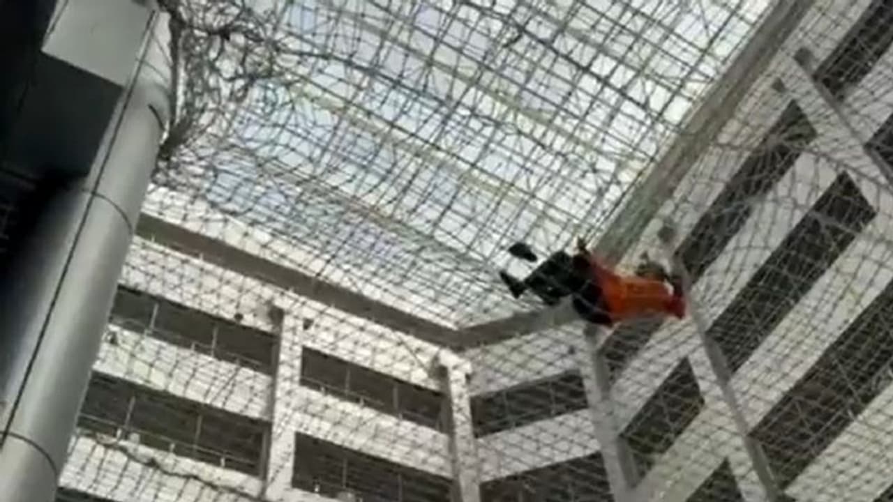 ಮಂತ್ರಾಲಯದ ಕಟ್ಟಡದಿಂದ ಕೆಳಗೆ ಹಾರಿದ ವ್ಯಕ್ತಿ... ರಕ್ಷಿಸಿದ್ಯಾರು?