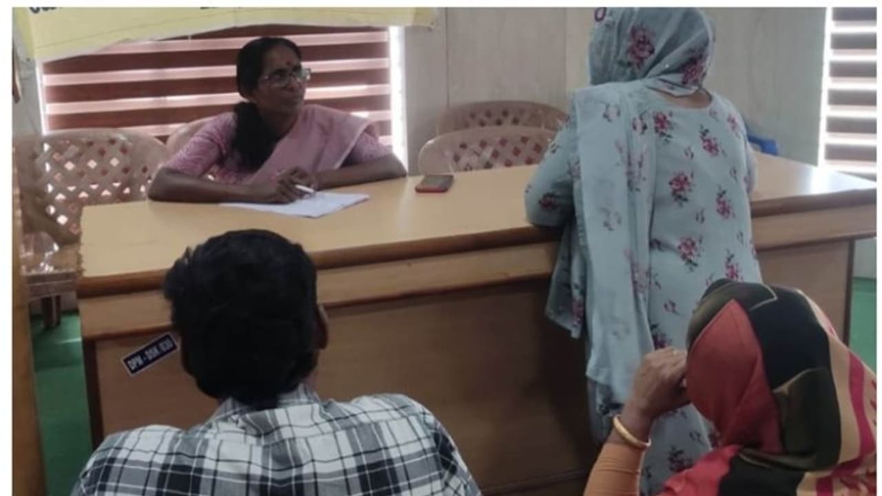 അമ്മയെ കാണാൻ മകൾ തയ്യാറാവുന്നില്ല, ഭർത്താവിന്റെ വീട്ടുകാരുടെ ഭീഷണിയെന്ന് അമ്മ; കേസ് വനിതാ കമ്മീഷന് മുന്നിൽ അമ്മയെ കാണാൻ മകൾ തയ്യാറാവുന്നില്ല, ഭർത്താവിന്റെ വീട്ടുകാരുടെ ഭീഷണിയെന്ന് അമ്മ; കേസ് വനിതാ കമ്മീഷന് മുന്നിൽ