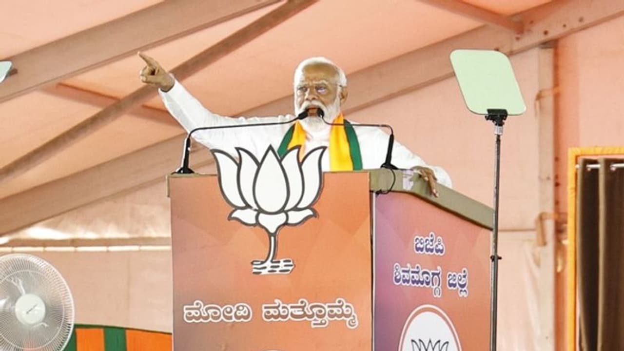 ಕರ್ನಾಟಕ ಕಾಂಗ್ರೆಸ್ನಲ್ಲಿ ''ಸಿಎಂ''ಗಳ ಕಾಟ: ಮೋದಿ ವ್ಯಂಗ್ಯ ಕರ್ನಾಟಕ ಕಾಂಗ್ರೆಸ್ನಲ್ಲಿ ''ಸಿಎಂ''ಗಳ ಕಾಟ: ಮೋದಿ ವ್ಯಂಗ್ಯ