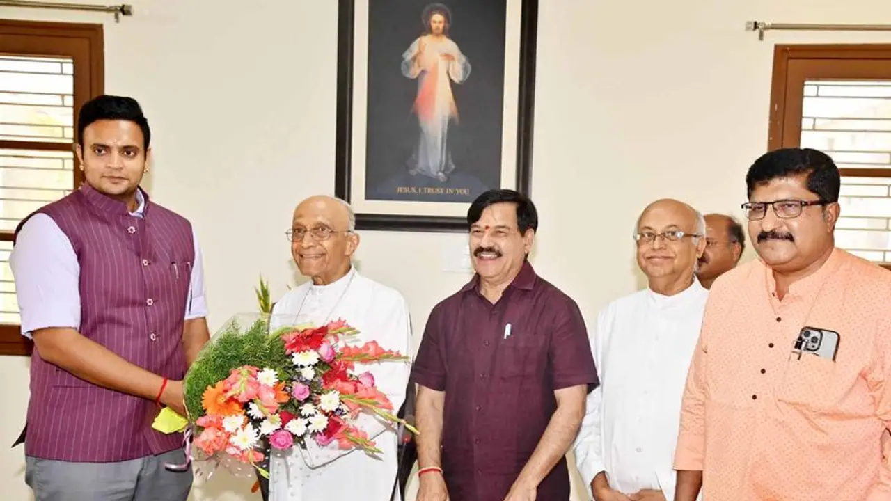 ಮೈಸೂರು ಬಿಷಪ್ ಭೇಟಿಯಾಗಿ ಬೆಂಬಲ ಕೋರಿದ ಯದುವೀರ್ ಒಡೆಯರ್ ಮೈಸೂರು ಬಿಷಪ್ ಭೇಟಿಯಾಗಿ ಬೆಂಬಲ ಕೋರಿದ ಯದುವೀರ್ ಒಡೆಯರ್