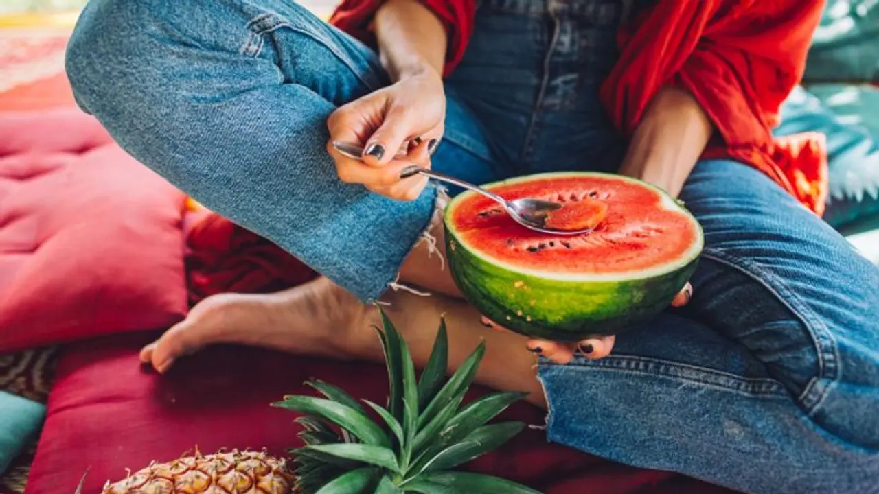 കൊടും ചൂടില്‍ ശരീരം തണുപ്പിക്കാനും നിര്‍ജ്ജലീകരണത്തെ തടയാനും കഴിക്കേണ്ട പഴങ്ങള്‍... 