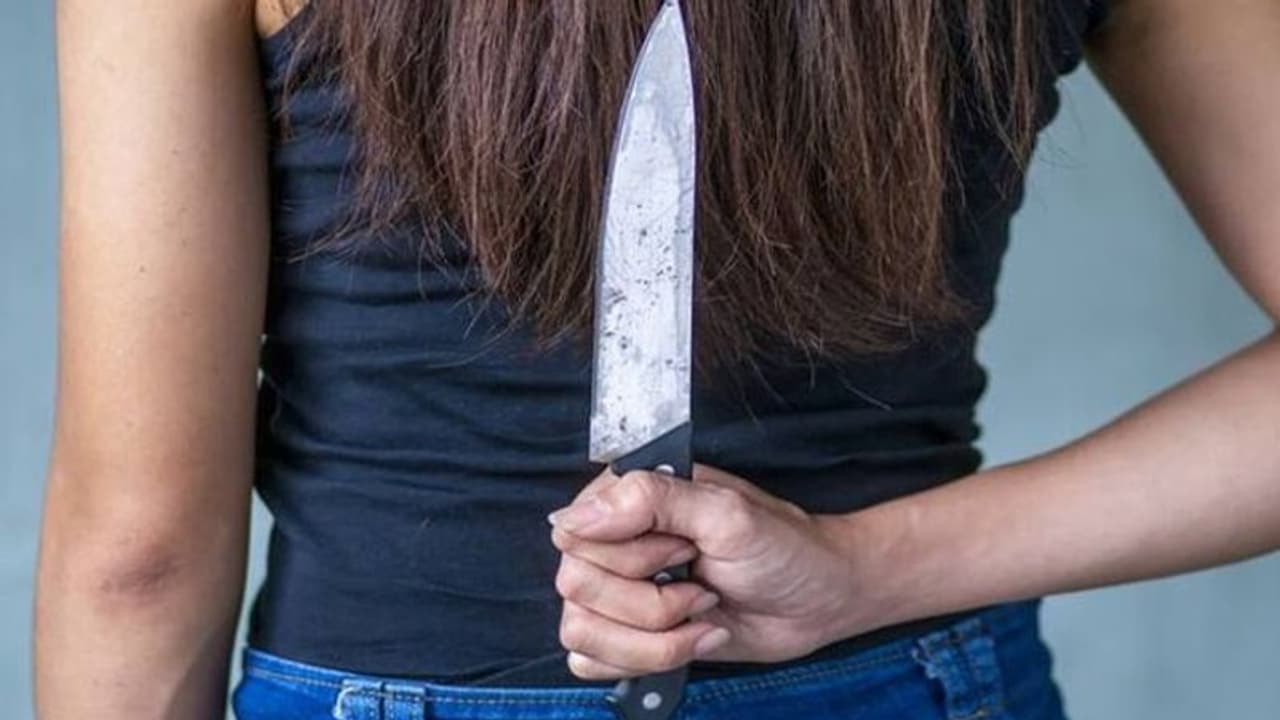 Bengaluru News: Wedding Anniversary पर Gift न मिलने से खफा पत्नी का खौफनाक कदम, डरे पति ने लगाई पुलिस से गुहार