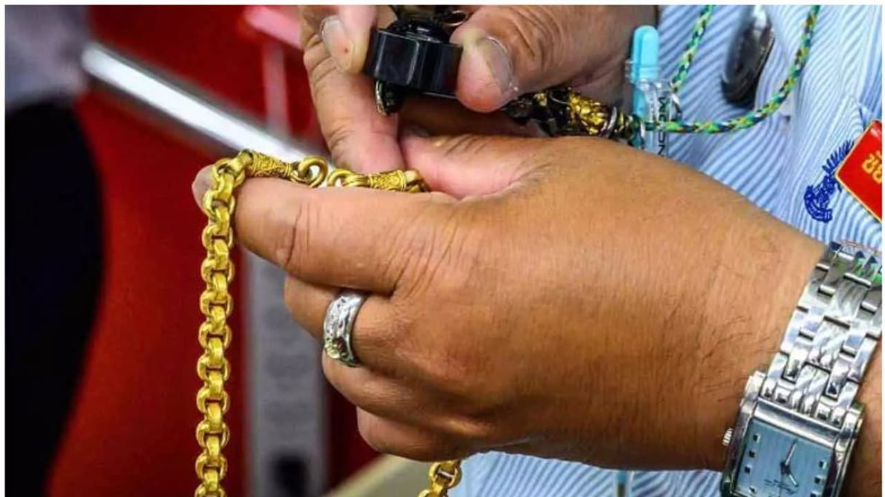 മുക്കുപണ്ടം പണയം വെച്ച് ലക്ഷങ്ങൾ തട്ടിയെടുത്ത് സഹകരണ ബാങ്ക് ജീവനക്കാർ; ഇരു ചെവിയറിയാതെ ഒതുക്കാൻ ശ്രമം, നടപടി