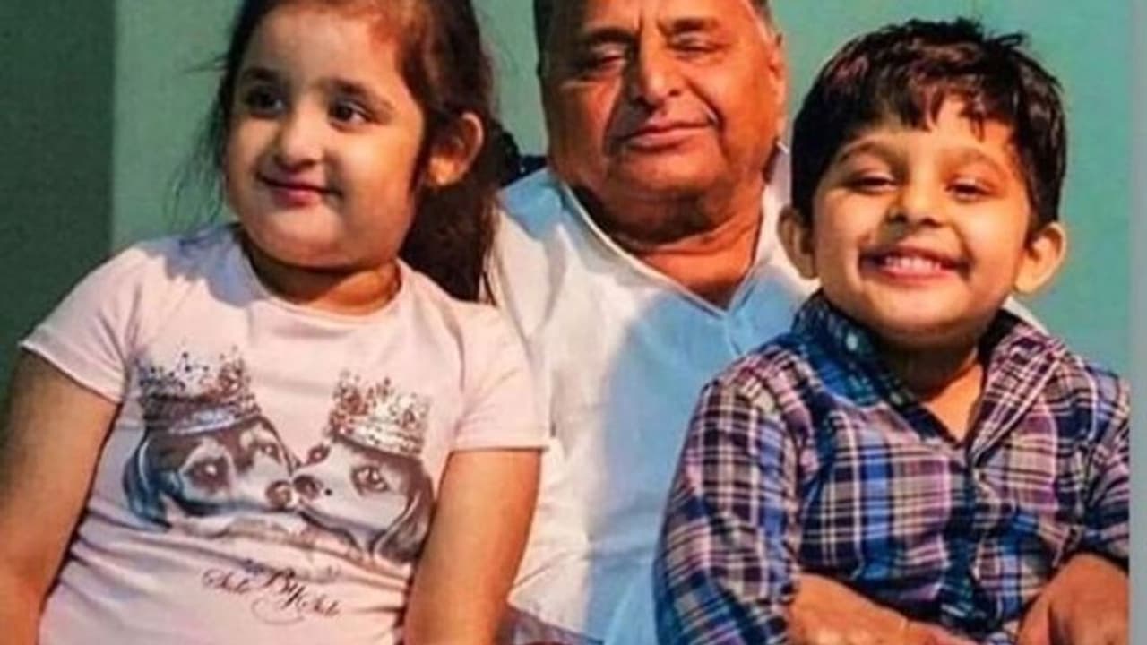 Lok Sabha Elections 2024: 'धरती पुत्र' मुलायम की ये 'बिटिया' भी लेगी इंट्री, मां से सीख रही राजनीति का ककहरा