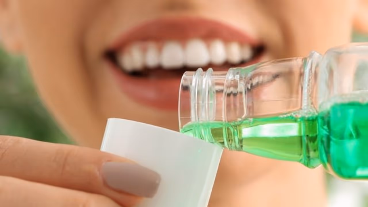 സ്ഥിരമായി മൗത്ത് വാഷ് ഉപയോഗിക്കാറുണ്ടോ? എങ്കില്, നിങ്ങളറിയേണ്ടത്... സ്ഥിരമായി മൗത്ത് വാഷ് ഉപയോഗിക്കാറുണ്ടോ? എങ്കില്, നിങ്ങളറിയേണ്ടത്...