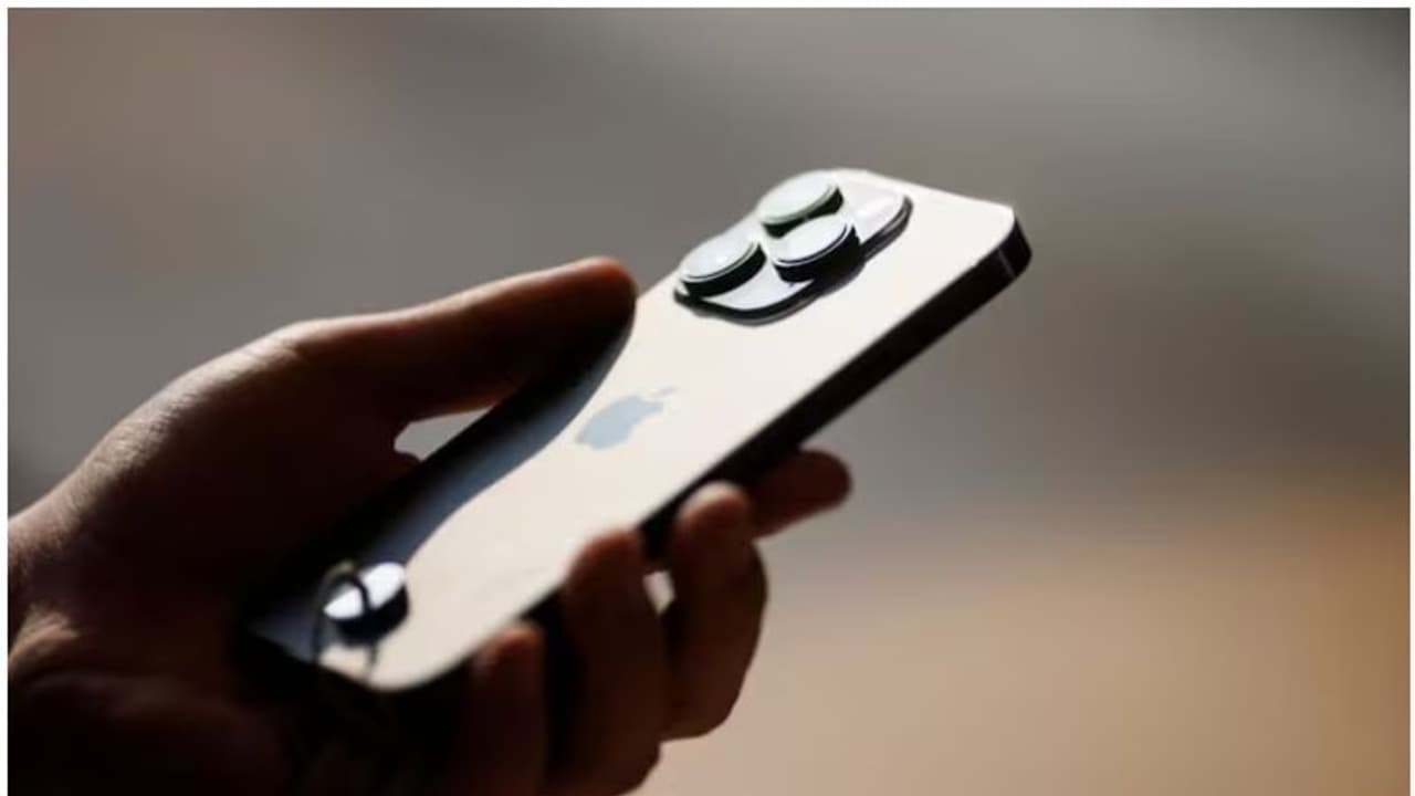 വിവരങ്ങൾ ചോർന്നേക്കാം; ആപ്പിൾ ഐഫോൺ, ഐപാഡ് ഉപയോക്താക്കൾക്ക് സുരക്ഷാ മുന്നറിയിപ്പ് വിവരങ്ങൾ ചോർന്നേക്കാം; ആപ്പിൾ ഐഫോൺ, ഐപാഡ് ഉപയോക്താക്കൾക്ക് സുരക്ഷാ മുന്നറിയിപ്പ്