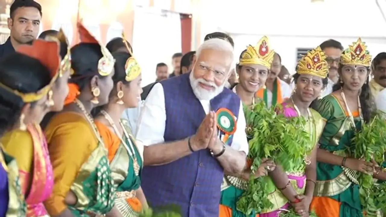 சக்தி அம்மன் வேடமிட்ட சிறுமிகள் பிரதமர் மோடிக்கு சேலத்தில் வரவேற்பு!