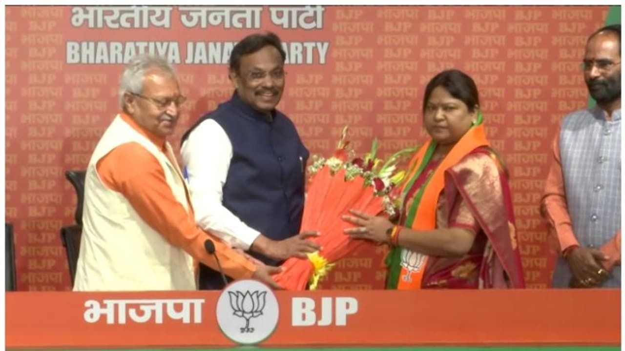 ജെഎംഎംന് വൻ തിരിച്ചടി; ഷിബു സോറന്റെ മരുമകൾ ബിജെപിയിൽ ചേർന്നു ജെഎംഎംന് വൻ തിരിച്ചടി; ഷിബു സോറന്റെ മരുമകൾ ബിജെപിയിൽ ചേർന്നു