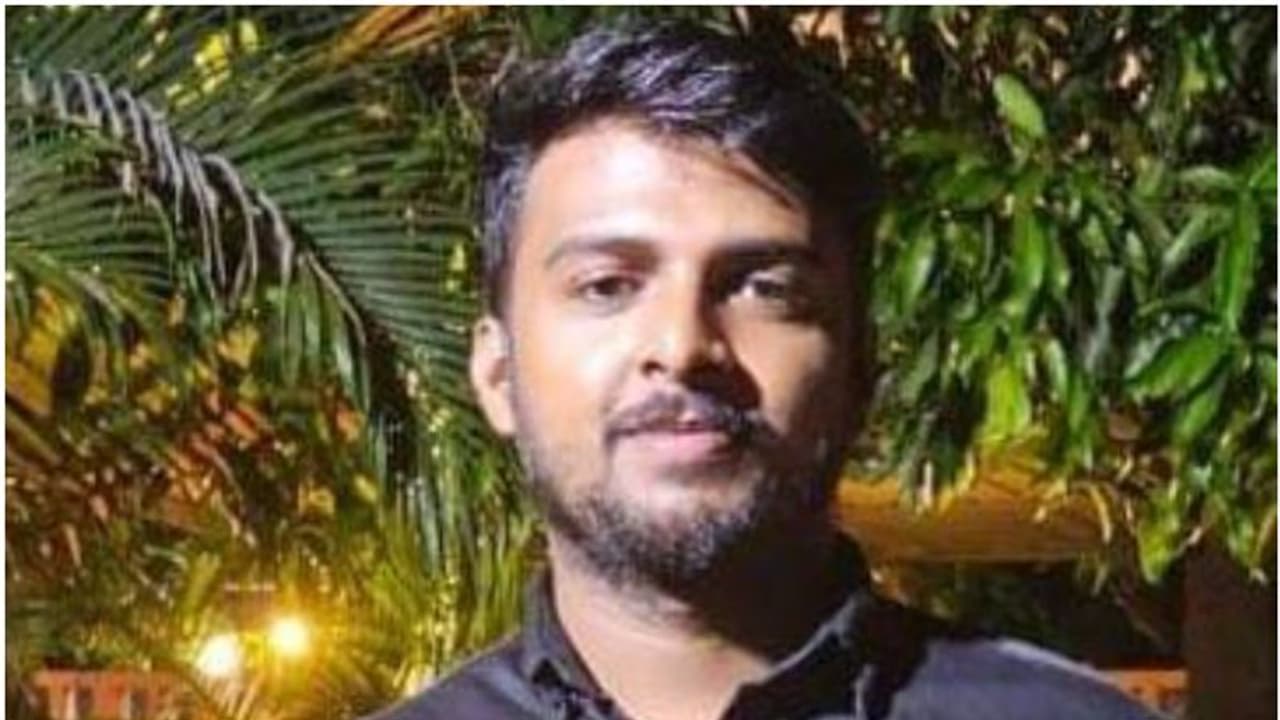 തൃശൂരിൽ ഡിവൈഎഫ്ഐ നേതാവ് സിപിഎം ഓഫീസിൽ ജീവനൊടുക്കി തൃശൂരിൽ ഡിവൈഎഫ്ഐ നേതാവ് സിപിഎം ഓഫീസിൽ ജീവനൊടുക്കി