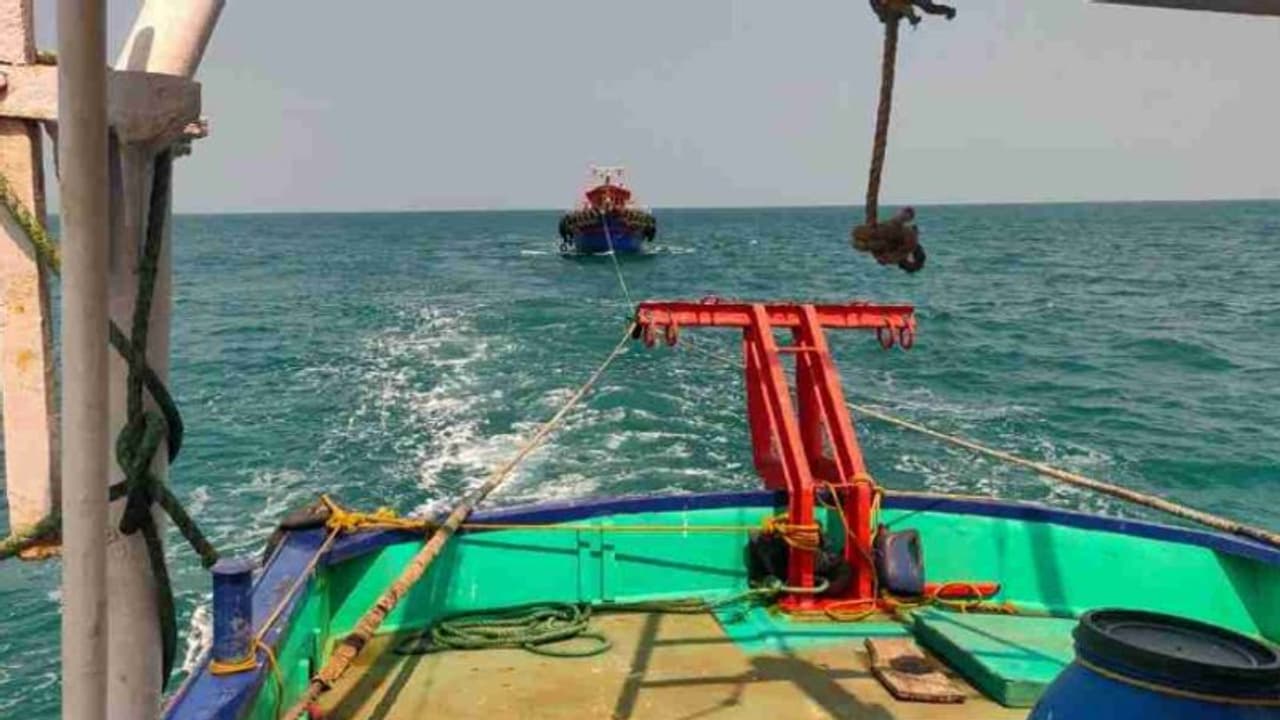 എഞ്ചിന് നിലച്ച് കടലില് കുടുങ്ങി, ഒറ്റ സന്ദേശം; പാഞ്ഞെത്തിയ ഉദ്യോഗസ്ഥര് രക്ഷിച്ചത് ഏഴ് മത്സ്യത്തൊഴിലാളികളെ എഞ്ചിന് നിലച്ച് കടലില് കുടുങ്ങി, ഒറ്റ സന്ദേശം; പാഞ്ഞെത്തിയ ഉദ്യോഗസ്ഥര് രക്ഷിച്ചത് ഏഴ് മത്സ്യത്തൊഴിലാളികളെ